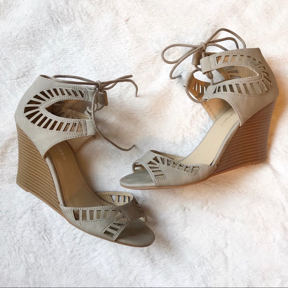 CL Chinese Laundry Taupe Nude Lace Up Wedges | EUC
